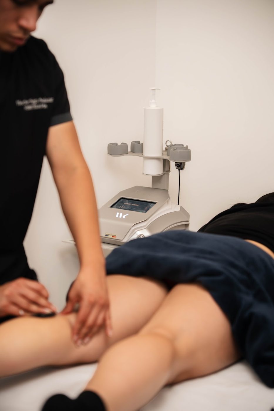 Tecarterapia con equipo WINBACK durante una sesión en Physio Elite